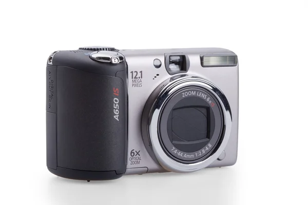 Digitalkamera isolerad på vit — Stockfoto
