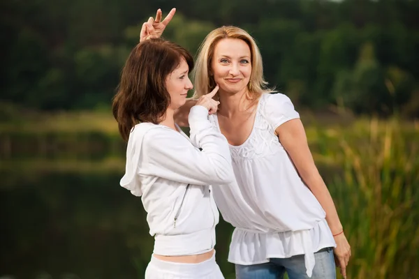 Herbstporträt von Mutter und Tochter — Stockfoto