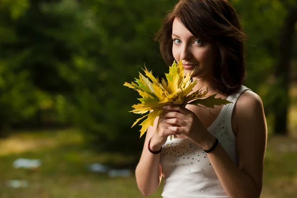 Retrato de outono de jovem mulher bonita — Fotografia de Stock