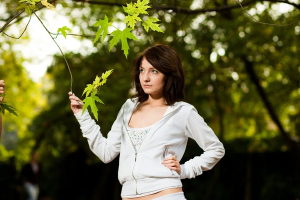 Podzimní portrét mladé hezké ženy — Stock fotografie