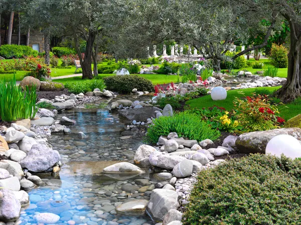 Spring flowers in the Asian garden — Stock Photo, Image