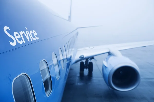 Boeing airplaine buitenkant dicht omhoog, mist — Stockfoto