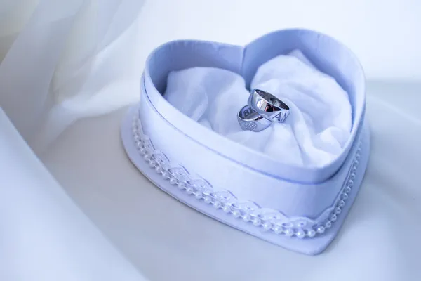 Dos anillos de boda en la caja en forma de corazón Imagen De Stock