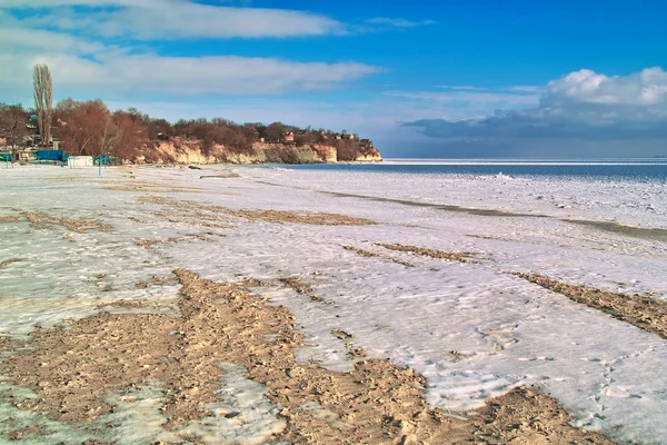 Пустой песчаный пляж, покрытый снегом — стоковое фото