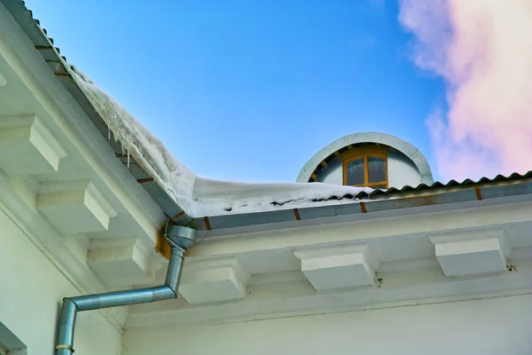 화이트는 드레인 건물의 지붕 로열티 프리 스톡 사진