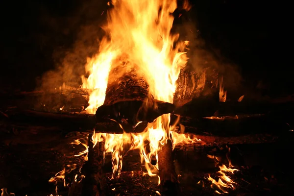 暗い背景で焚き火 — ストック写真