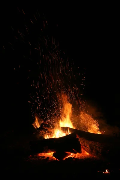 暗い背景で焚き火 ストックフォト