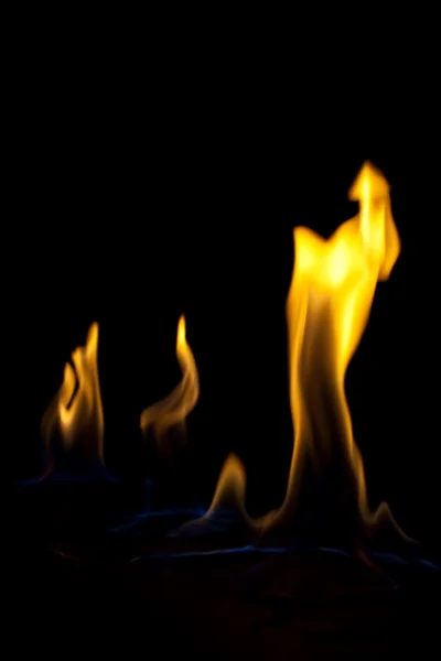 Fuego sobre un fondo oscuro —  Fotos de Stock