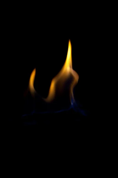 Fuego sobre un fondo oscuro —  Fotos de Stock
