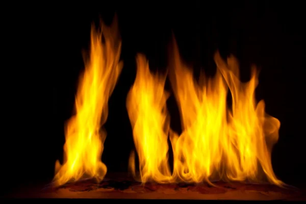 一个黑的背景上发生的火灾 免版税图库照片