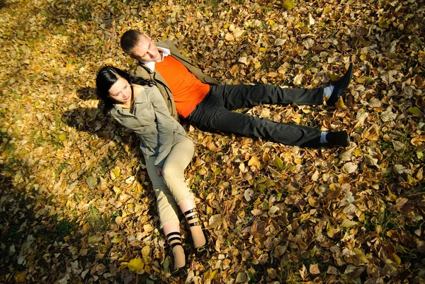 Giovane coppia nel parco — Foto Stock