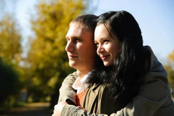 Portret van gelukkig jonge man en vrouw — Stockfoto