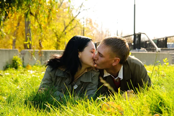 Kiss on grass — Stock Photo, Image
