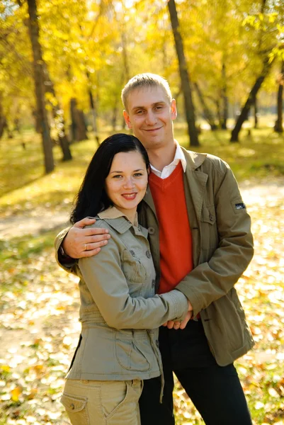 Hombre y mujer en el parque de otoño — Foto de Stock