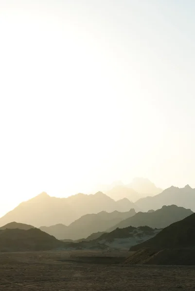 Rochas iluminadas pelo sol no deserto rochoso — Fotografia de Stock