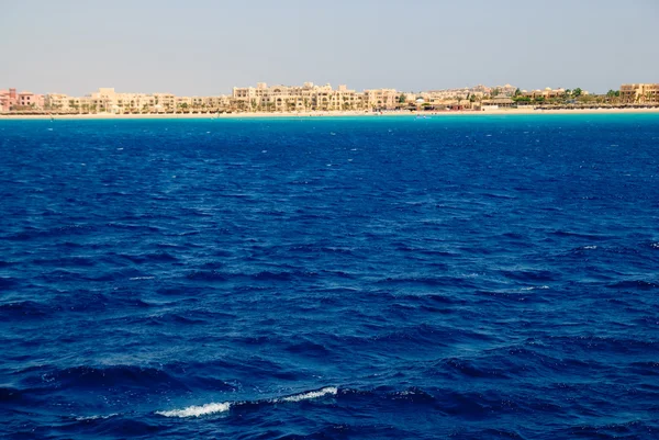 Κόκκινο βαθύ μπλε της θάλασσας με γαλαζοπράσινες ακτές — Φωτογραφία Αρχείου