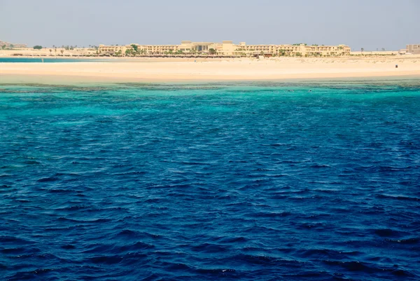 Sarı kum kıyı şeridi mavi derin deniz — Stok fotoğraf
