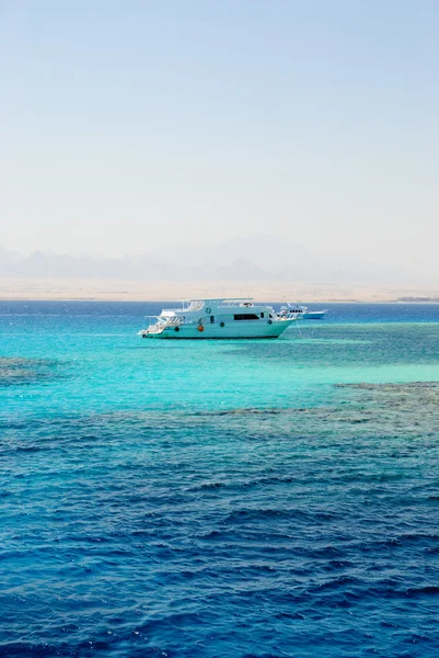 Яхта в морі з кораловими рифами — стокове фото