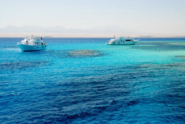 Яхта в морі з кораловими рифами — стокове фото