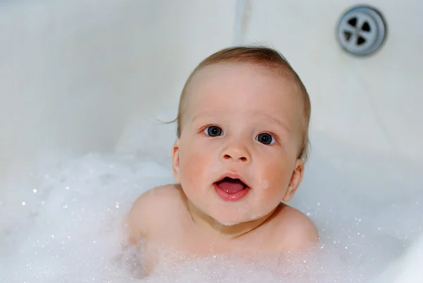 Lykkelig baby på badet – stockfoto
