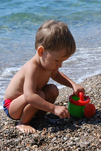 Little boy playing on the beach — Stock Photo, Image