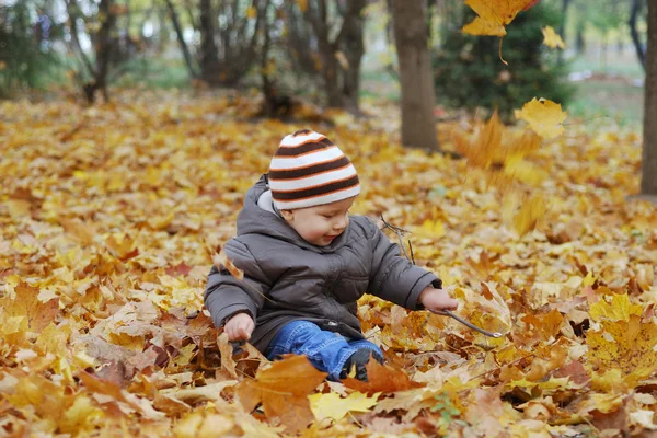 Dítě štěstí hraje v lese — Stock fotografie