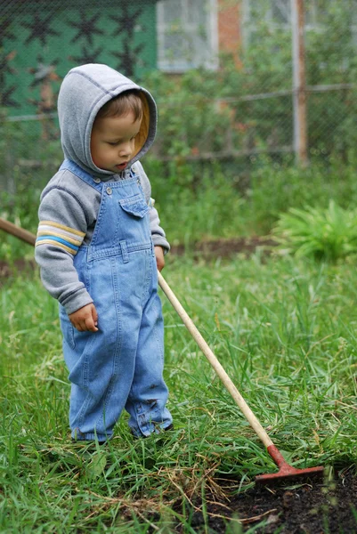 Malý chlapec s hrábě — Stock fotografie