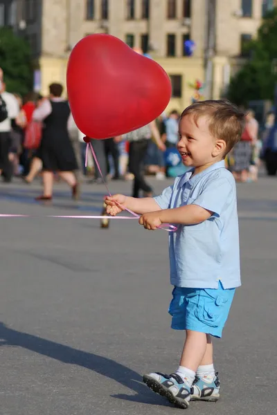 Мальчик играет с воздушным шаром — стоковое фото