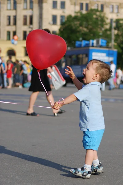 Мальчик играет с воздушным шаром — стоковое фото
