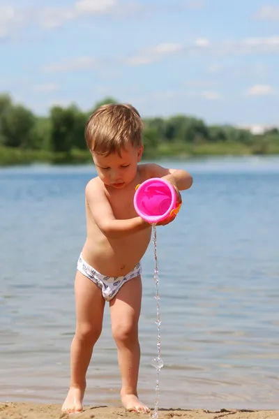 Маленький хлопчик грає на пляжі — стокове фото
