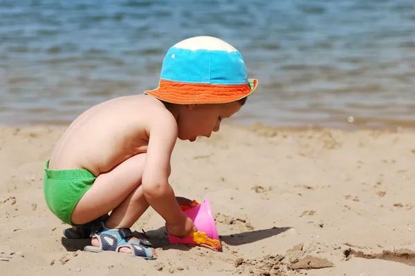Little boy playing on the beach — Stock Photo, Image
