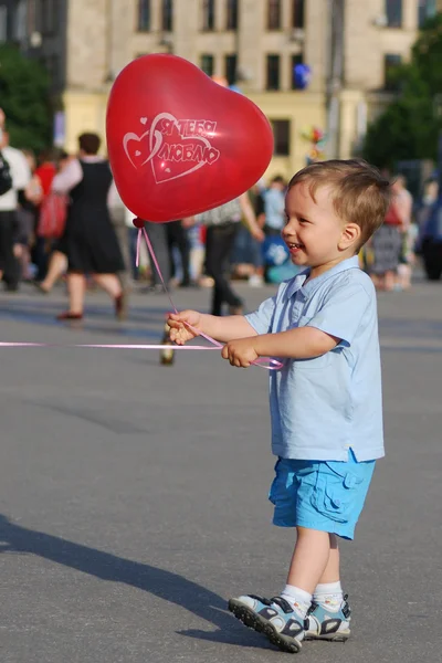 Kisfiú játszik a hőlégballon — Stock Fotó