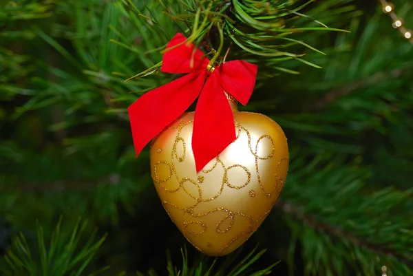 Corazón de oro en un árbol de Navidad Imagen de archivo
