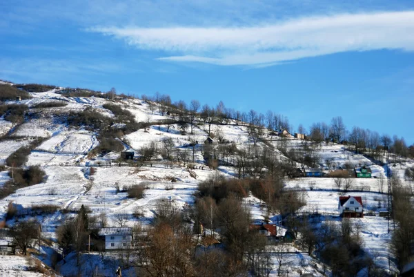 Karpatiai falu a hegyekben — Stock Fotó