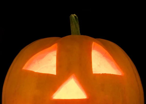 Тыквенное лицо на Хэллоуин изолировано от черного — стоковое фото