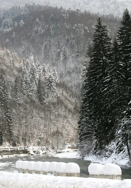 Χιονισμένο δρόμο εις βάθος τα βουνά — Φωτογραφία Αρχείου