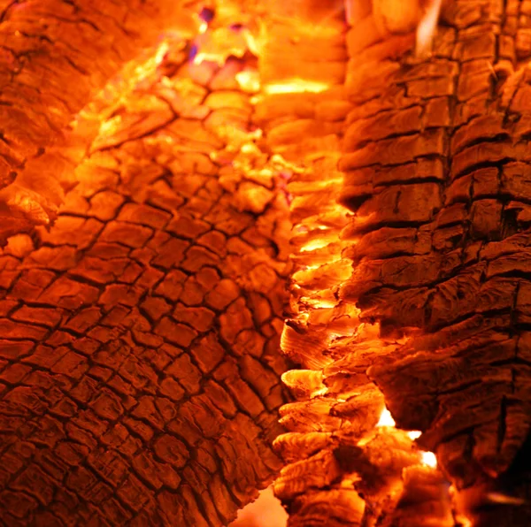 Brenning av glødende glør fra et bål av tre – stockfoto