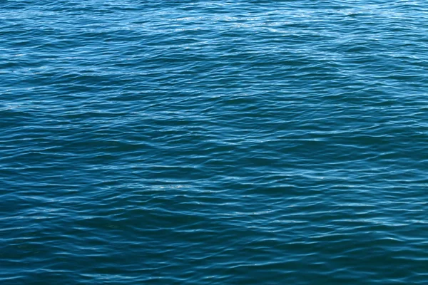 Diepblauwe wateroppervlak — Stockfoto