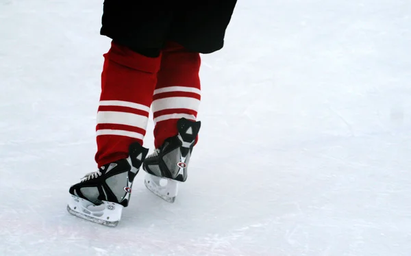 Jogador de hóquei patina no gelo Fotografia De Stock