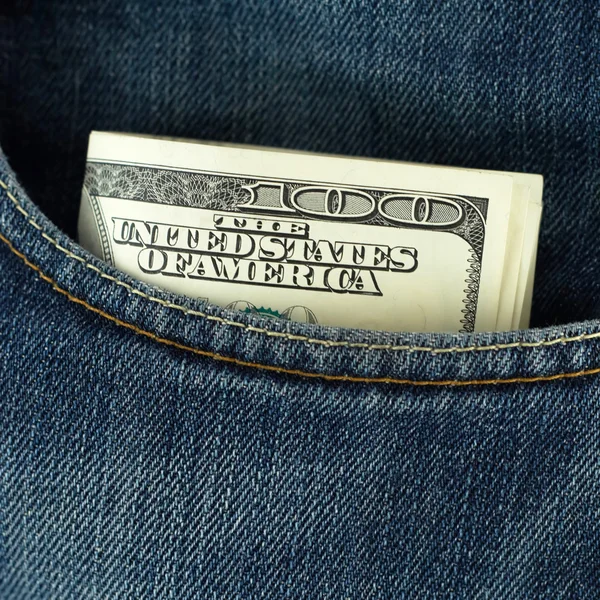 Bolso de jeans azul com notas de US $100 — Fotografia de Stock