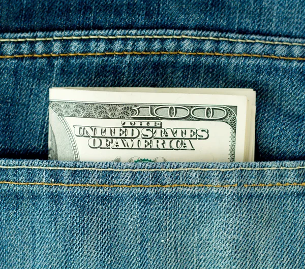 Bolsillo vaquero azul con billetes de 100 dólares — Foto de Stock