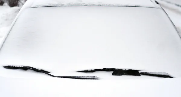 雪に覆われた車のフロント ガラス — ストック写真