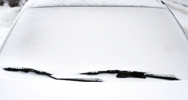 Ветровое стекло автомобиля в снегу
