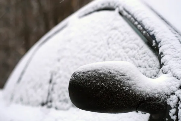 大雪覆盖汽车后视镜特写 — 图库照片