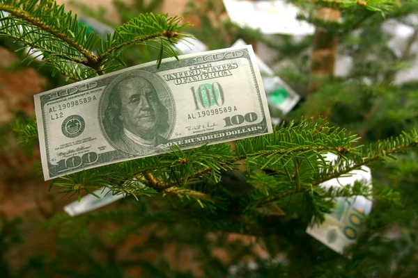 Bankbiljetten op de kerstboom Stockfoto