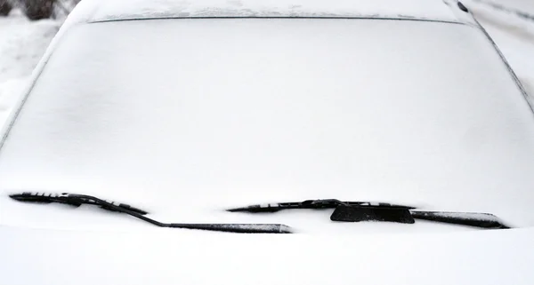 Karla kaplı arabanın ön camı Stok Fotoğraf