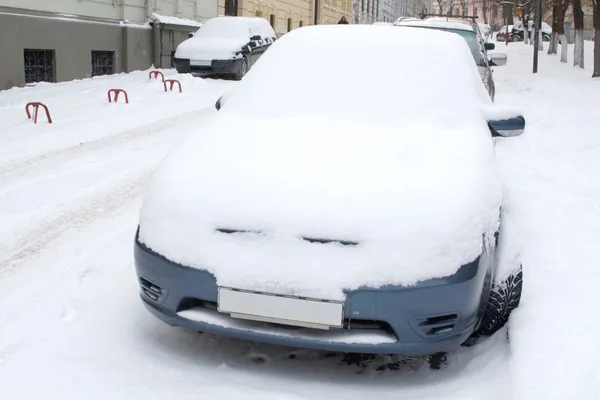 Припаркованный автомобиль, покрытый снегом — стоковое фото