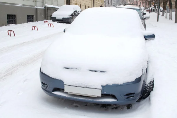 Coche aparcado cubierto de nieve Imagen De Stock