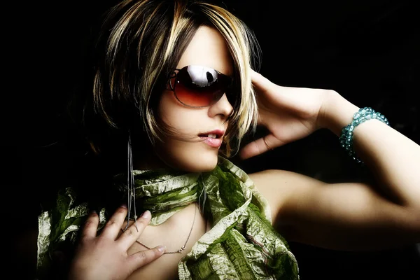 Mode portrait de femme avec des lunettes de soleil — Photo