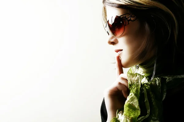 Mode portrait de femme avec des lunettes de soleil — Photo